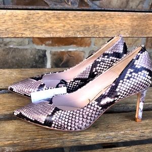 ZARA BASIC COLLECTION Snakeskin Print Pointed Toe Pump Size 35.Real leather